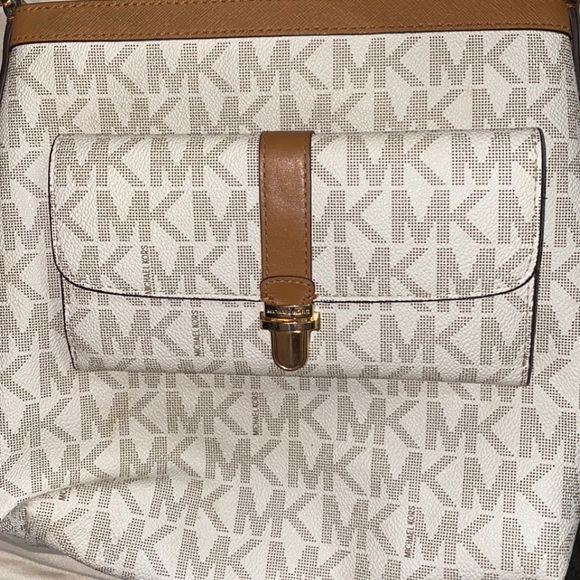 Vanilla Michael’s Kors backpack/purse/wallet set - Picture 3 of 10
